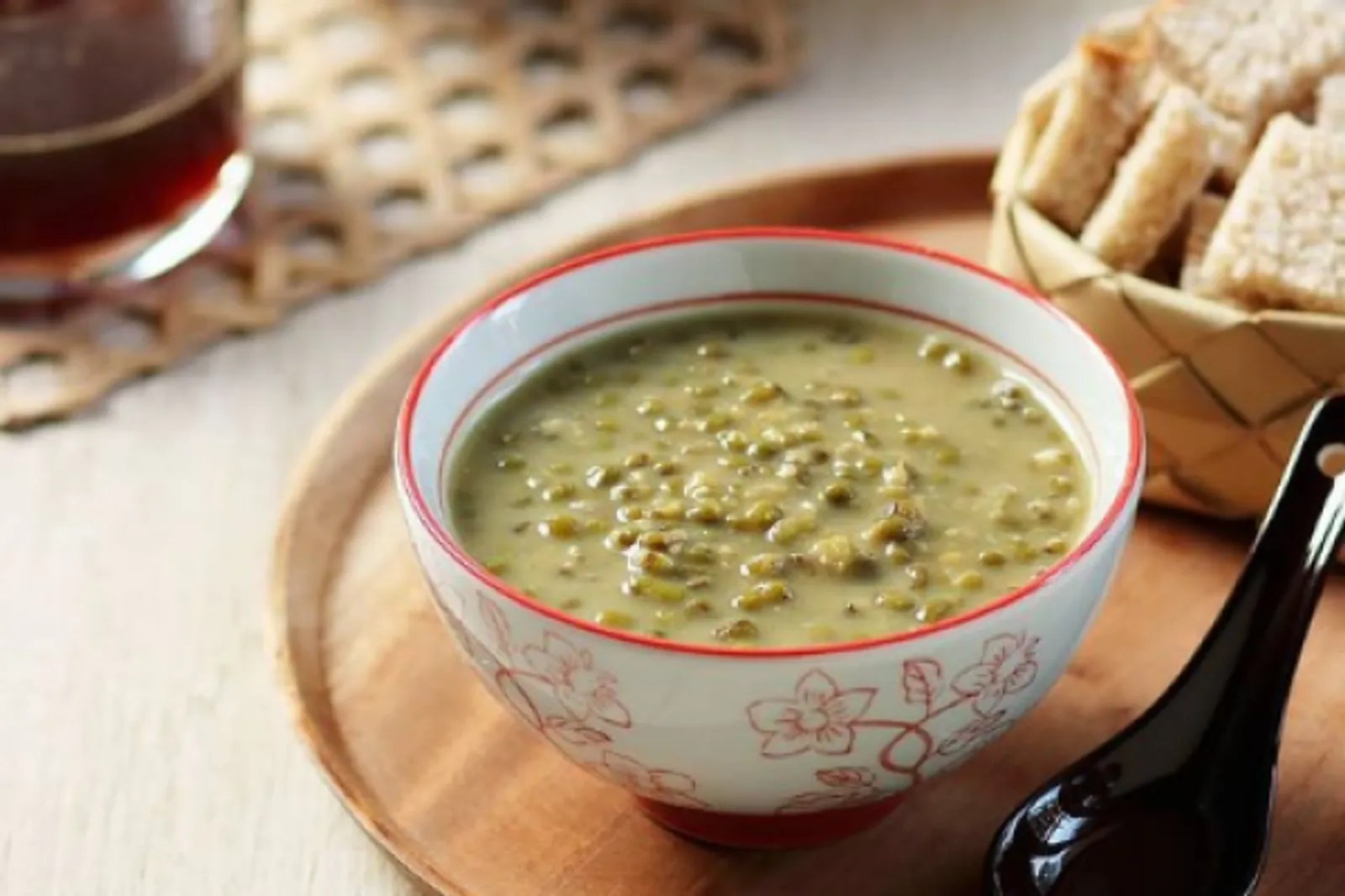 Bubur kacang hijau yang kental dengan tambahan santan dan potongan biji sagu