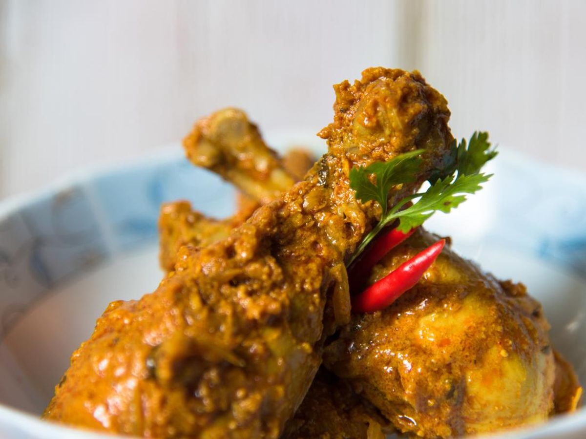 tampilan dekat rendang ayam yang menggoda