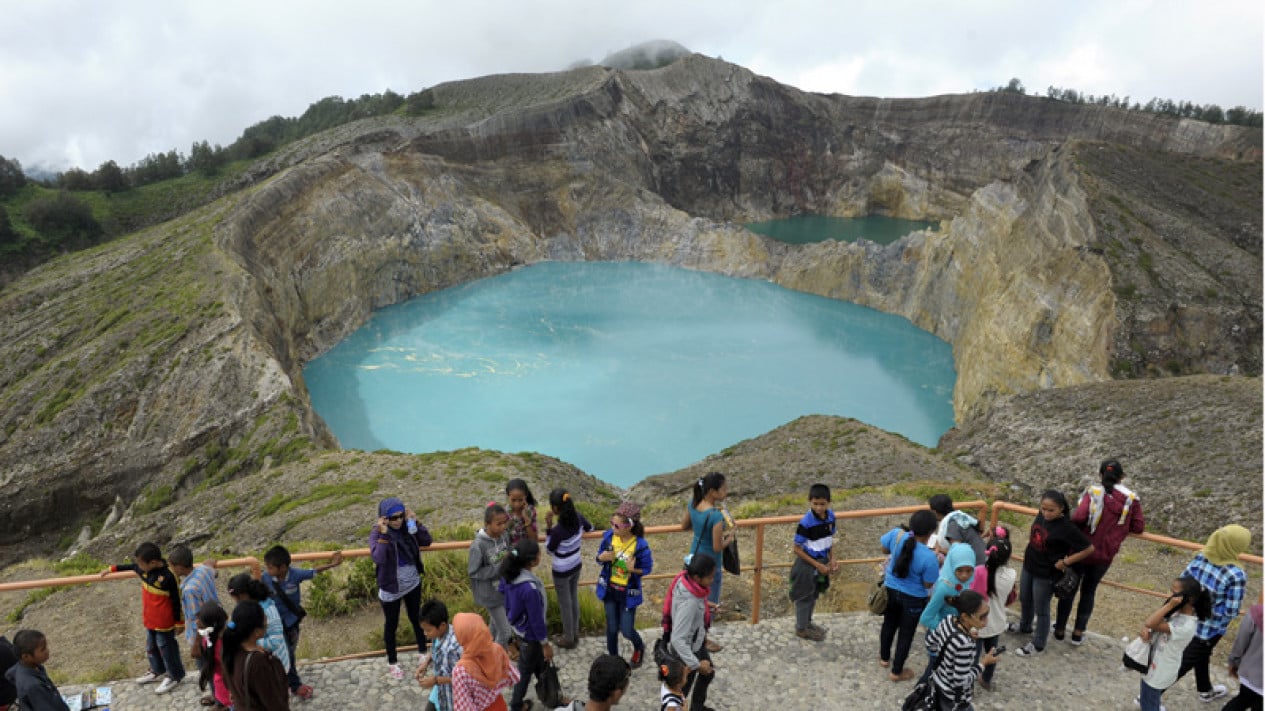 danau-3-warna-keajaiban-alam-yang-menyimpan-misteri