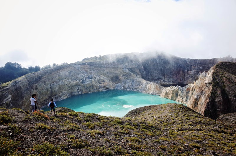 danau-3-warna-keajaiban-alam-yang-menyimpan-misteri