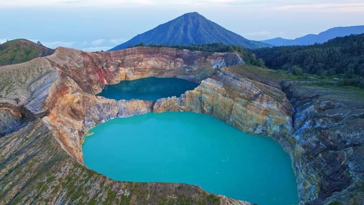 danau-3-warna-keajaiban-alam-yang-menyimpan-misteri