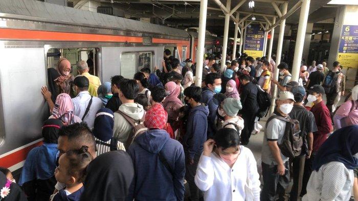 Pemandangan interior kereta komuter yang modern dan bersih