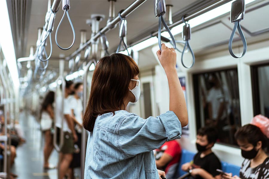 Stasiun bus yang terorganisir dengan jelas di siang hari,