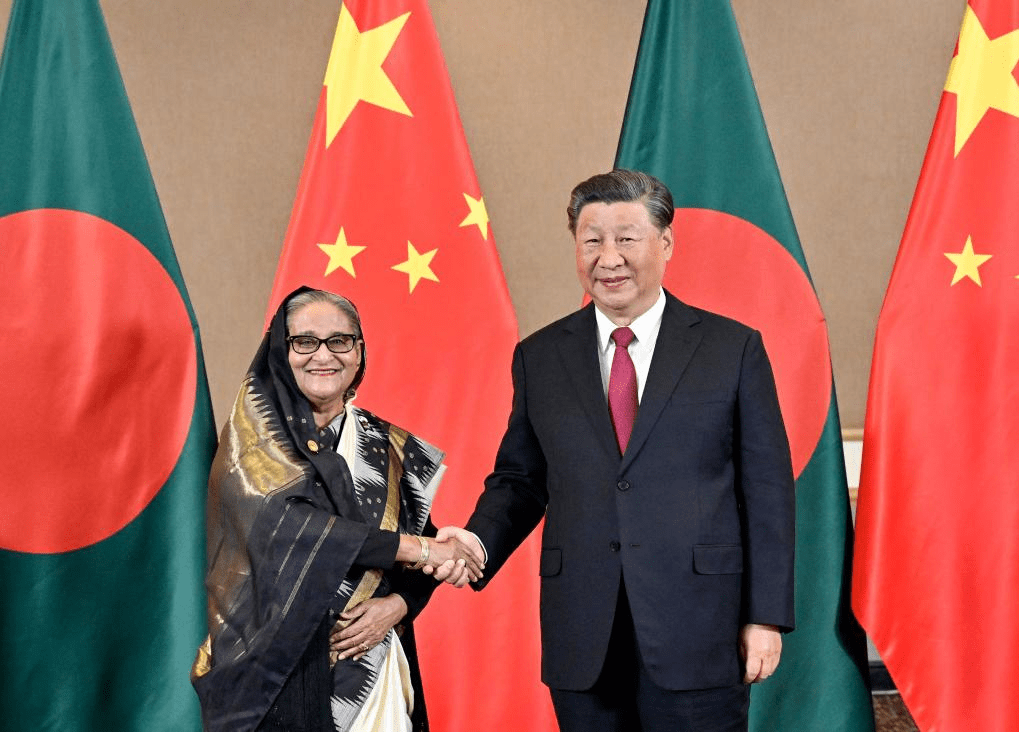 Diplomatic meeting between Bangladesh and China officials. 