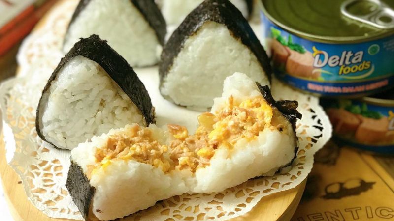 onigiri-isi-telur-dadar-mayo-lezat-dan-praktis