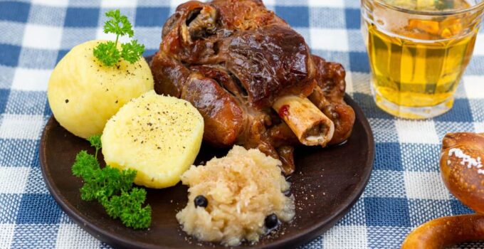 Pork Knuckle with Sauerkraut: Hidangan Lezat yang Menggabungkan Tradisi dan Rasa