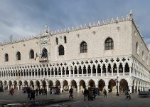 Istana Ducale: Jejak Kejayaan Venesia yang Abadi di Tepi Laguna Istana Ducale: Jejak Kejayaan Venesia yang Abadi di Tepi Laguna