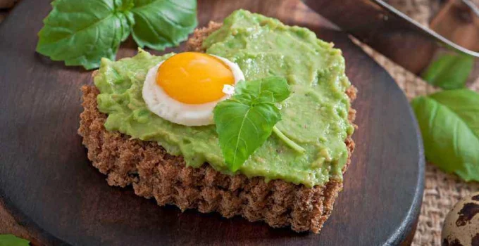 Roti Bakar Alpukat: Kreasi Sarapan Sehat dan Kekinian